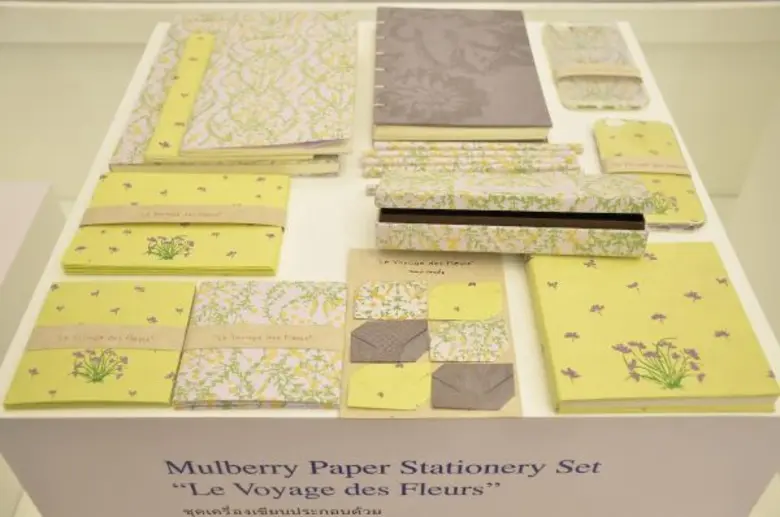 “เชอรี่” ผลิตเครื่องเขียนกระดาษสา-หารายได้พัฒนา “ชาวดอยตุง” “หมิว – แต้ว – ริต้า” นำทีมเพื่อนดาราช่วยอุดหนุน