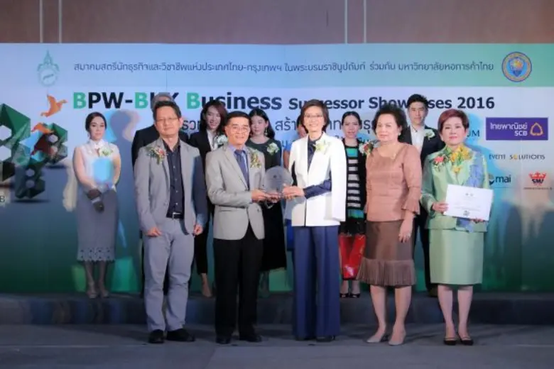 ผศ.ดร.เกษรา ธัญลักษณ์ภาคย์ (แถวหน้ากลาง) ...