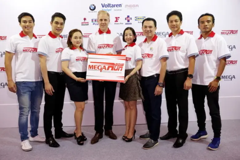 คริสเตียน โอลอฟสัน (ที่สี่จากซ้าย) กรรมกา...