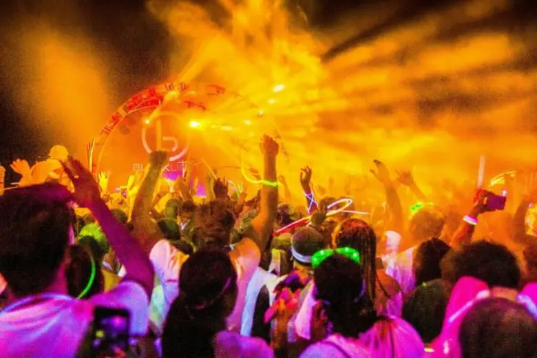 งานวิ่งสาดสีเรืองแสงยามค่ำคืนที่ได้รับการ...