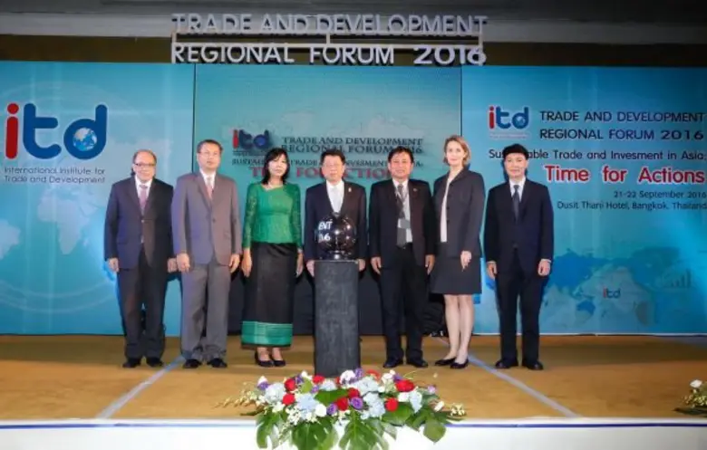 นพ.ธีระเกียรติ เจริญเศรษฐศิลป์ (กลาง) รัฐ...