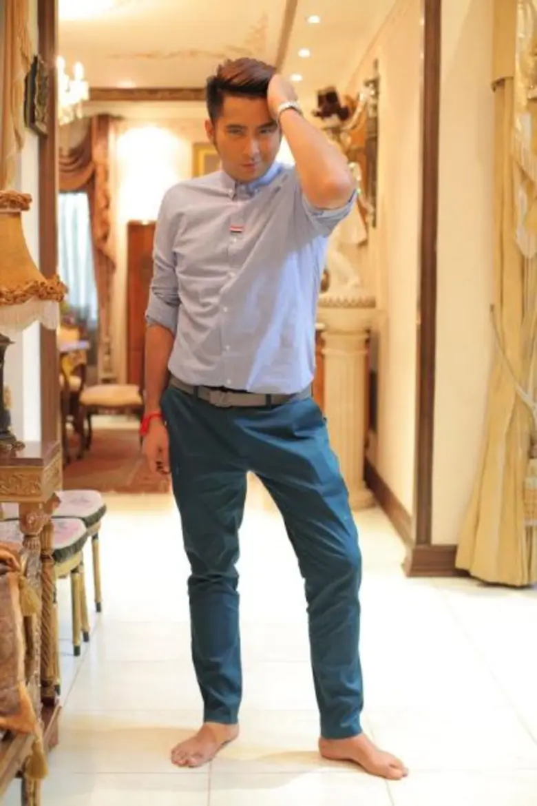 แค่ไปยืนถ่ายรูปเก๊กหล่อหน้าบ้านหลังโตก็มีข่าวแว่วมา...