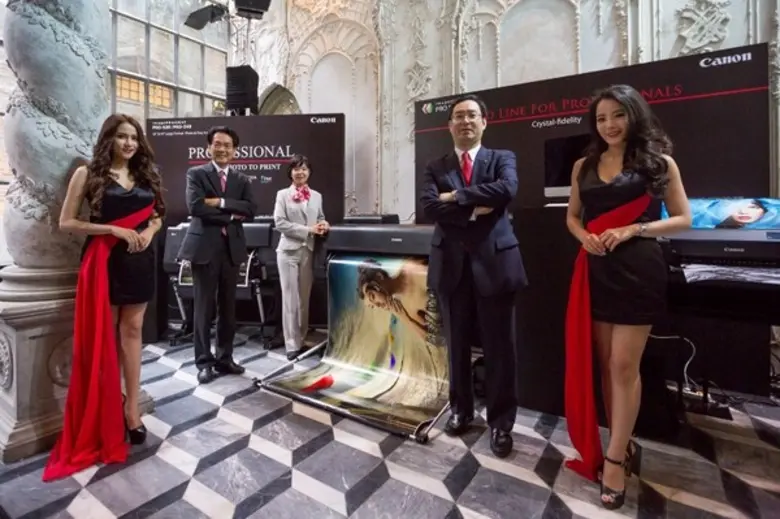 คุณ โนริโกะ กุนจิ (กลาง) ประธานบริษัท และ...