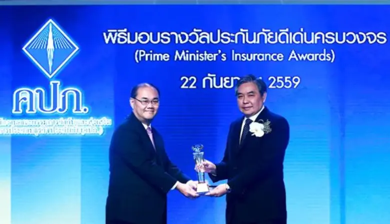 นายอภิศักดิ์ ตันติวรวงศ์ (ขวา) รัฐมนตรีว่...