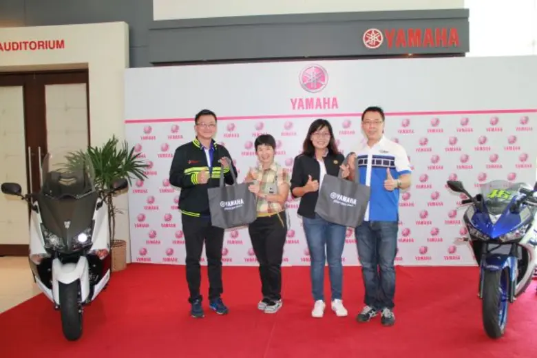 นายสมเกียรติ พูลขวัญ (คนแรกจากขวา) รองผู้...