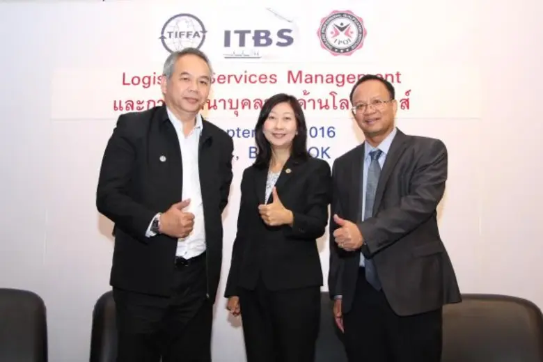 นางอารยา คงสุนทร (กลาง) ประธานเจ้าหน้าที่...