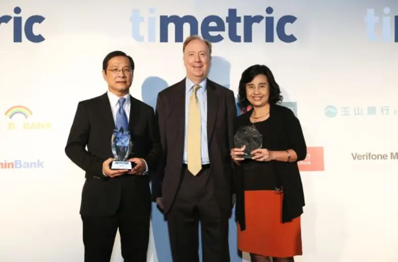 นายกึกก้อง รักเผ่าพันธุ์ (ซ้าย) นายเอียน ...