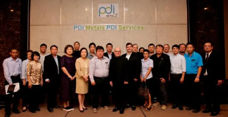 นายฟรานซิส แวนเบลเลน (กลาง) กรรมการผู้จัด...