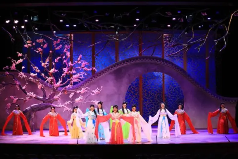 พระองค์โสมฯ ทรงชื่นชมละครเพลง “ม่านประเพณีฯ” ครบทุกรสชาติ “นัท-ป่าน” พร้อม 100 เปอร์เซ็นต์ ชูเพลง ฉาก แสง สี เสียง สุดตระกาตา พร้อมเปิดม่าน 29 ก.ย. – 16 ต.ค. นี้ ที่ เอ็ม เธียเตอร์