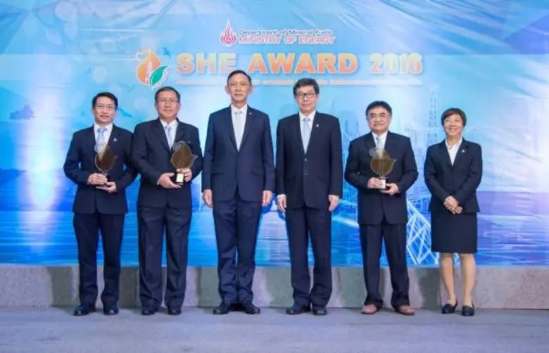 พลเอกอนันตพร กาญจนรัตน์ (ที่ 3 จากซ้าย) ร...