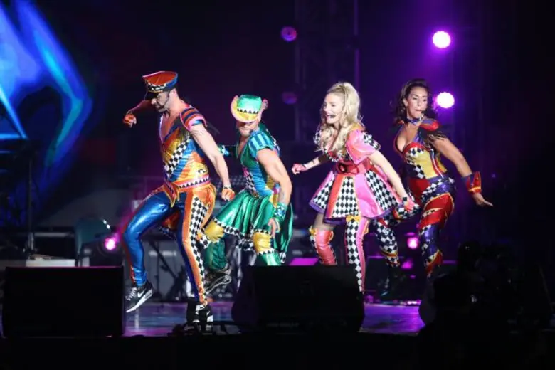 สายเดี่ยว เกาะอก ส้นตึก คืนชีพ !!!! "คลาวด์ ไนน์ " จัดใหญ่ อาร์ซีเอ ไนน์ตี้ส์ รียูเนี่ยน คอนเสิร์ต ปาร์ตี้เลี้ยงรุ่นครั้งประวัติศาสตร์ เนรมิต ถนน อาร์ซีเอ ยุคแรกเริ่มกลับมาอีกครั้ง