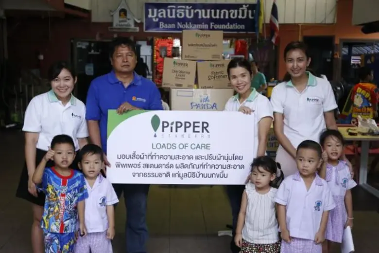 นางสาวศิริลักษณ์ ณรงค์ตะณุพล (ที่ 2 จากขวา) กรรมการ...