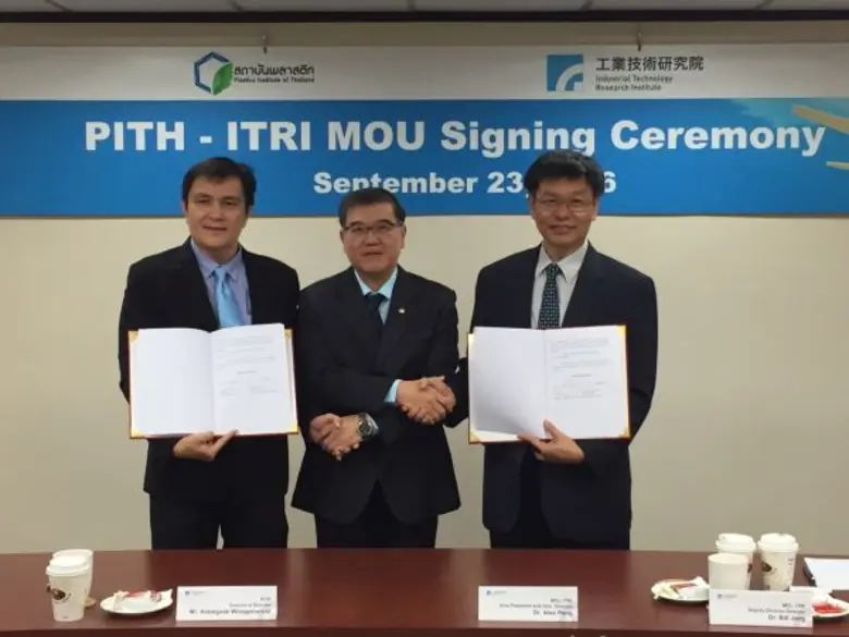 นายเกรียงศักดิ์ วงศ์พร้อมรัตน์ (ที่ 5 จาก...