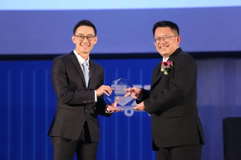 วรวัฒน์ ชัยยศบูรณะ (ซ้าย) รองประธานบริหาร...