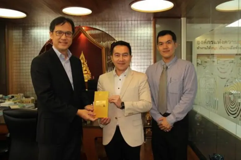 ดนัย จันทร์เจ้าฉาย (กลาง) ประธานเจ้าหน้าท...