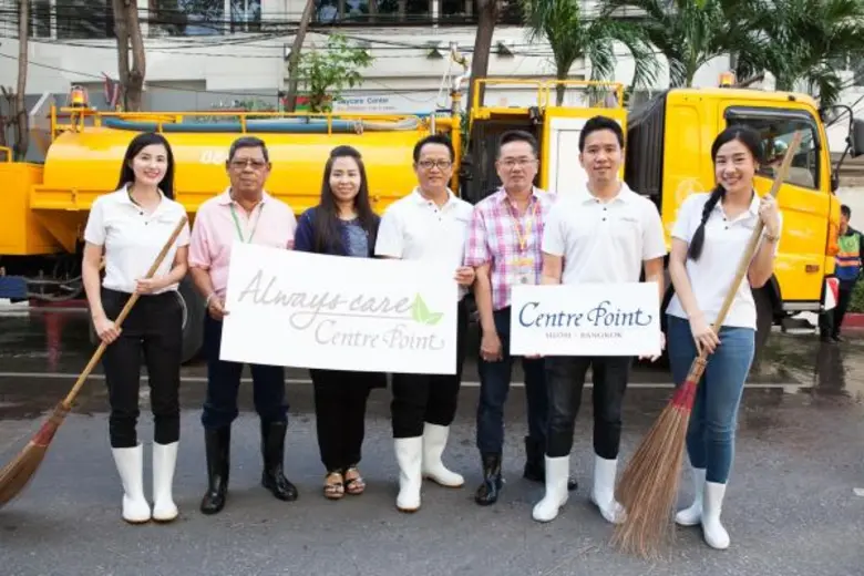 นายฉลอง เพียกุดเพ็ง (กลาง) ผู้จัดการทั่วไ...