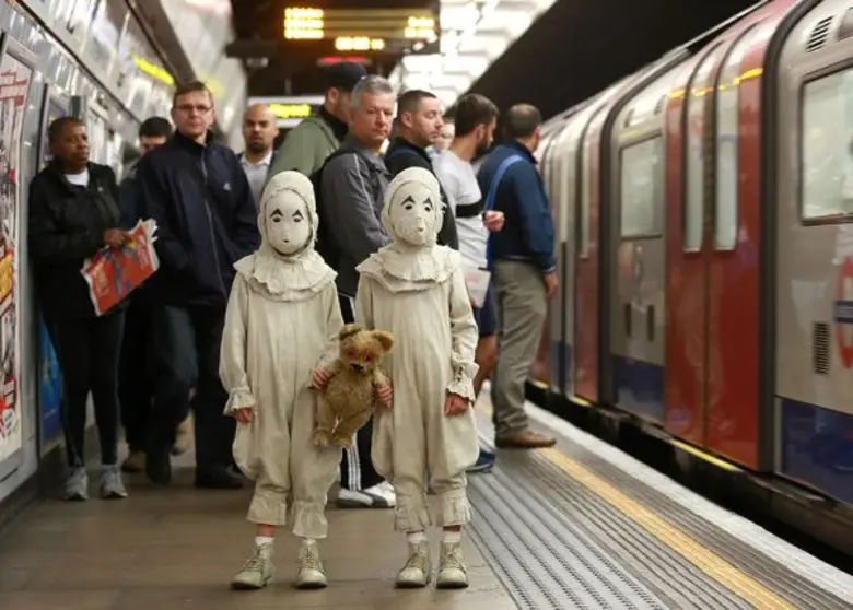 สร้างความฮือฮาทั่วกรุงลอนดอน กับเด็กคู่แฝ...