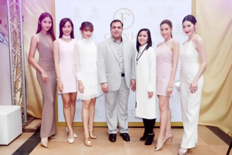 นายอาบิด อารี ประธานบริษัท พร้อมด้วย นางข...