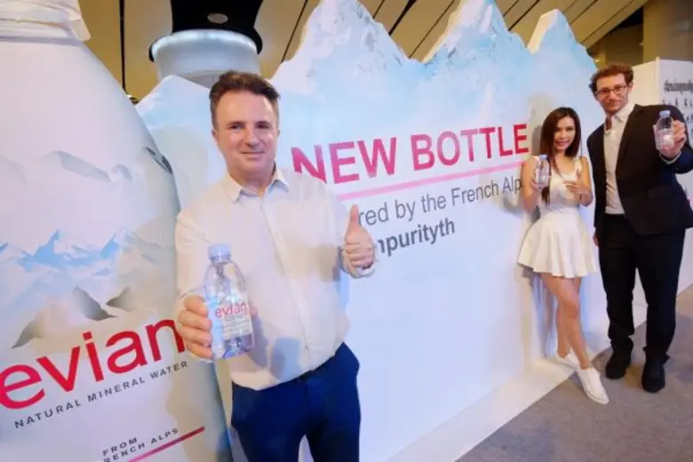 มร.พาโบล เดอ อบาดาล (ซ้าย) ผู้อำนวยการฝ่า...