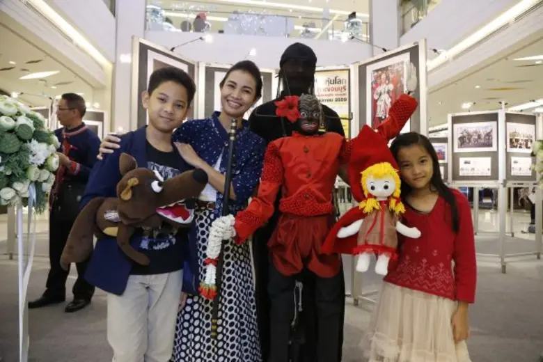 คุณนพรัตน์ เมธาวีกุลชัย ผู้อำนวยการสำนักง...