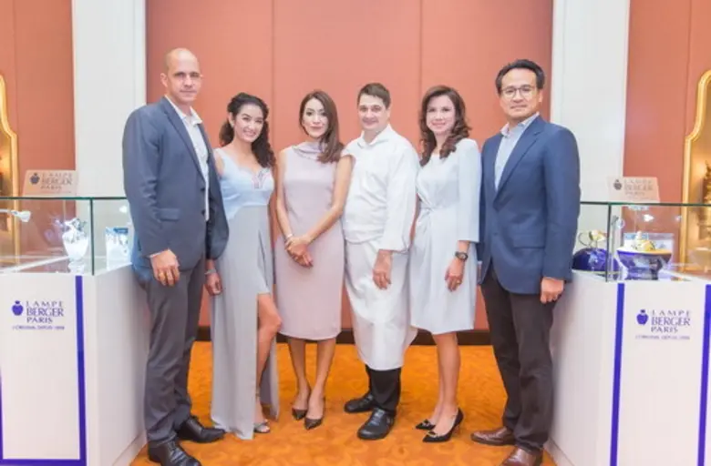 เชฟ นิโคลัส ชเนลเลอร์ (ที่สามจากขวา) เอ็ก...