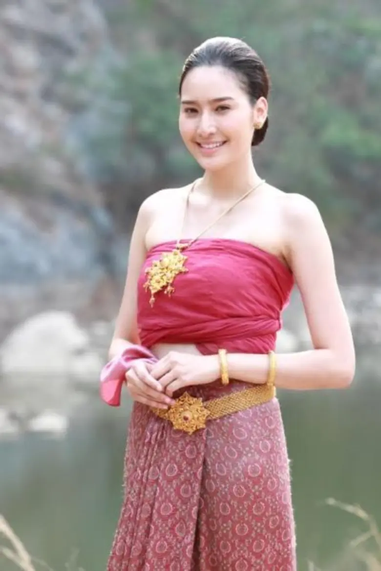 น้องมุก สิรินรัตน์ ในบทของรัตนาดี นักศึกษาโบราณคดี ที่ต้องไปพบกับเรื่องราวลี้ลับ