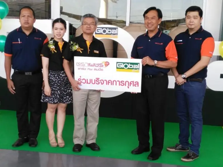 นายสาธิต สุดบรรทัด (ที่ 4 จากซ้าย) กรรมกา...