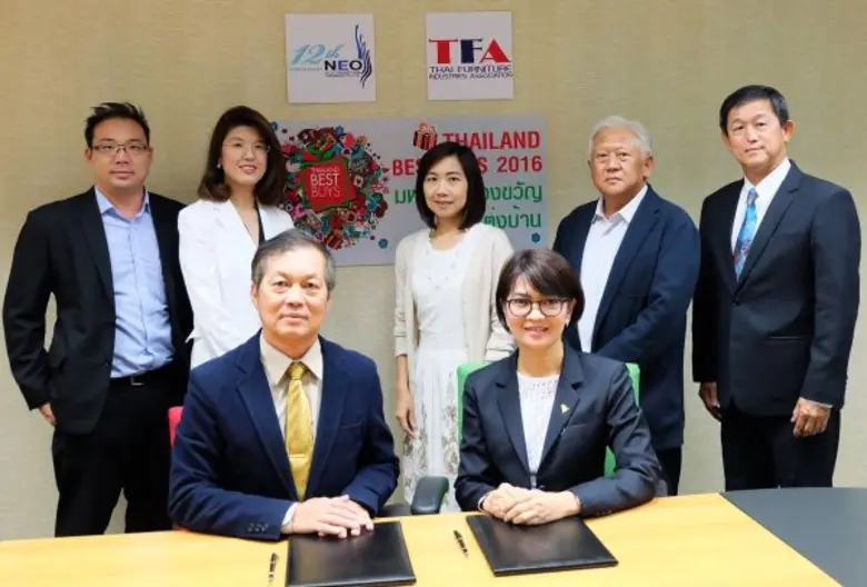 นางสาวบุษยา ประกอบทอง (คนนั่งขวา) ผู้จัดก...