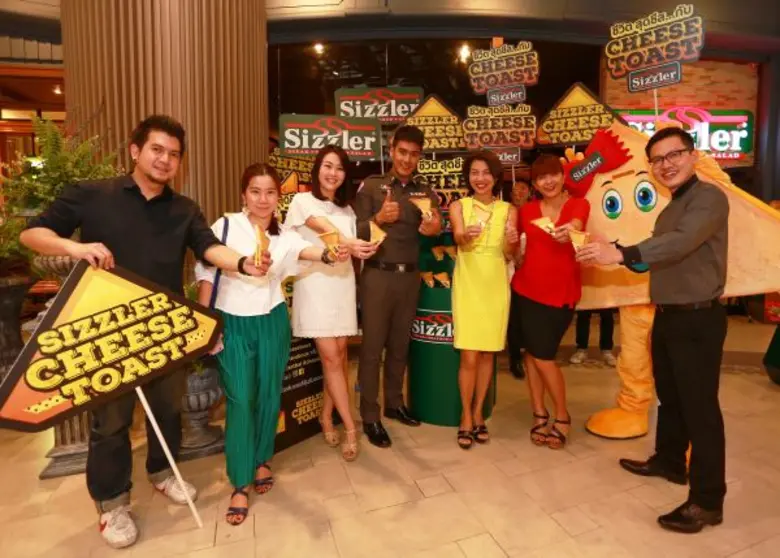 นางนงชนก สถานานนท์ ผู้ช่วยรองประธานกลุ่มก...