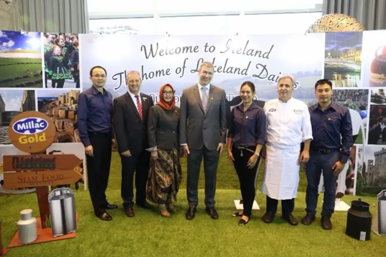 มร. ริชาร์ด แม็คดอนเน็ลล์ (กลาง) ผู้จัดกา...