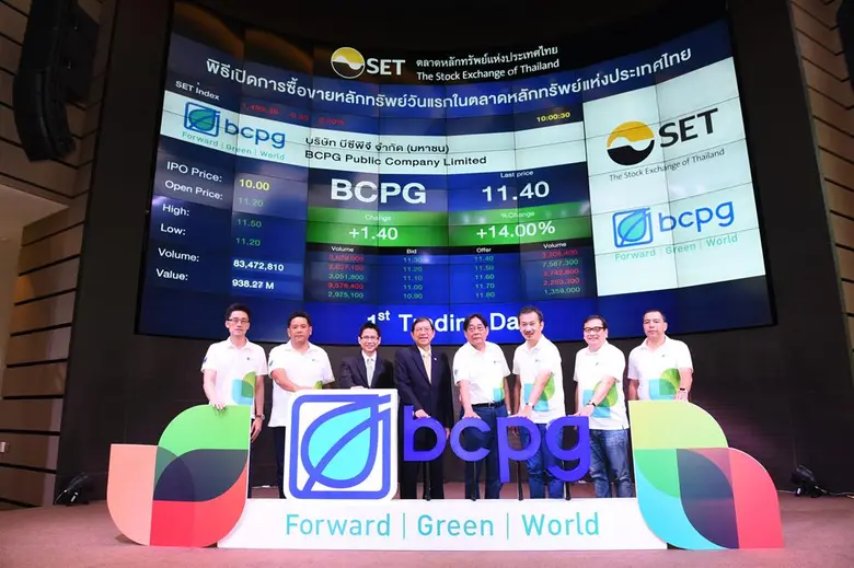 คุณพิชัย ชุณหวชิร (ที่ 4 จากขวา) ประธานกรรมการ นายช...