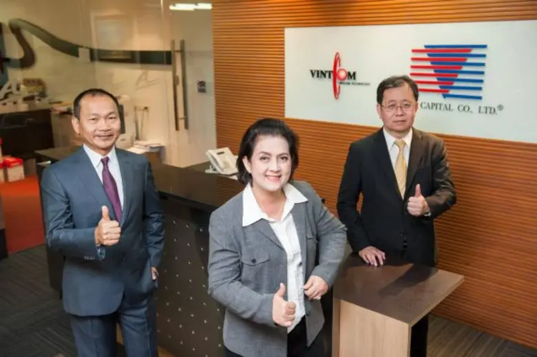 คุณณรงค์ อิงค์ธเนศ (ซ้าย) ประธานบริษัท , ...