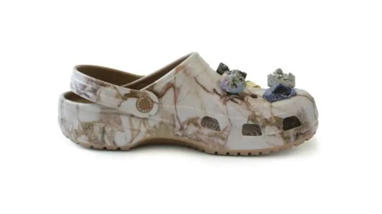 ครั้งแรก CROCS เปิดตัวกลางรันเวย์ไฮโซระดับโลกร่วมกับ Christopher Kane กับแฟชั่นเซ็ทสุดหรูที่ถูกประดับด้วยอัญมณีบนเวทีระดับโลก "London Fashion Week"