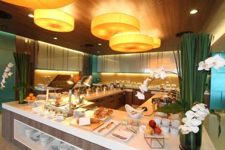 อิ่มอร่อยกับบุฟเฟ่ต์นานาชาติ พร้อมกุ้งแม่น้ำตัวโต ที่ห้องอาหารเดอะ สแควร์ โนโวเทล กรุงเทพ อิมแพ็ค