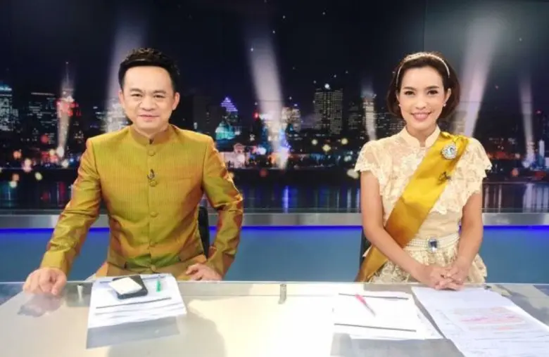 เห็นใส่สูท แต่งตัวเนี้ยบอ่านข่าวกันแบบนี้...