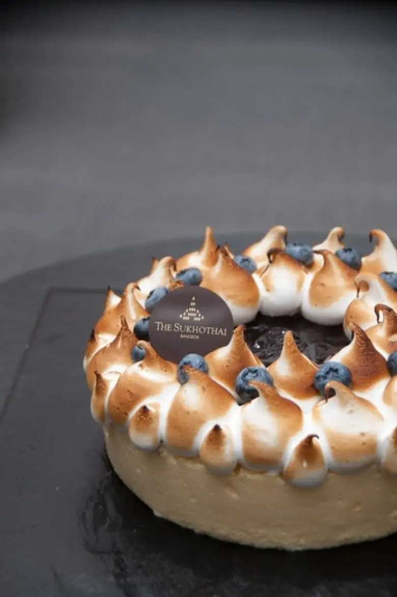 ต้อนรับเดือนตุลาคมด้วยเค้กแสนอร่อย Italian Lemon Souffle and Blueberry Meringue ลิ้มรสชาติความอร่อยได้แล้ววันนี้ที่ ร้านทิเมี่ยน