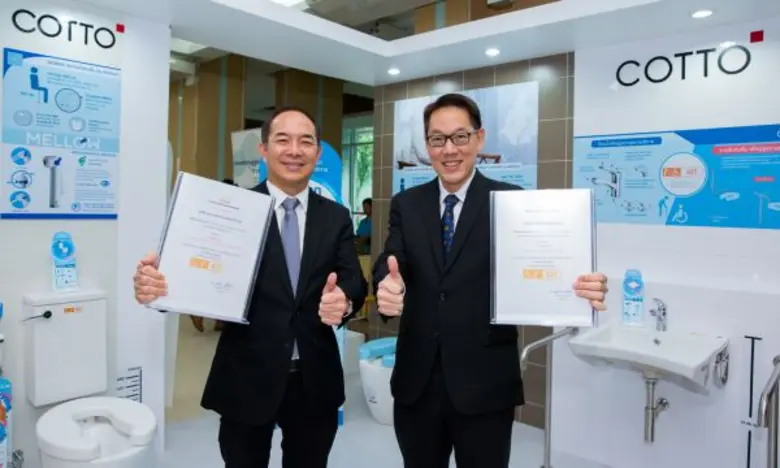 นายธนศักดิ์ สาคริกานนท์ (ซ้าย) กรรมการผู้...