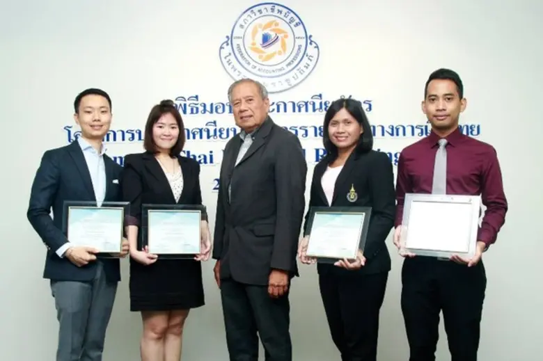 อ.นราภรณ์ รับประกาศนียบัตรโครงการ Dip TFR ครั้งที่ 7 จากสภาวิชาชีพบัญชี ในพระบรมราชูปถัมภ์