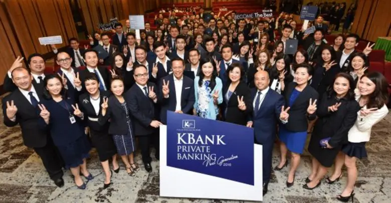 นางสาวขัตติยา อินทรวิชัย (กลางเสื้อฟ้า) ก...