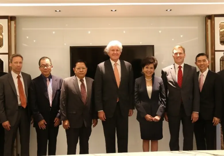 นางปรียนาถ สุนทรวาทะ(ที่ 5 จากซ้าย) ประธานเจ้าหน้าท...