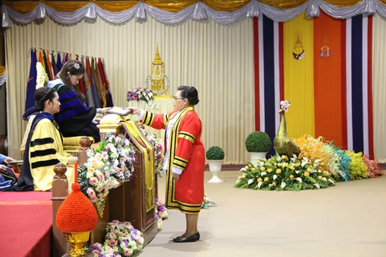 'อ.ตรีชาติ- อ.จงกลนี’ รับโล่พระราชทานอาจารย์ตัวอย่าง 'โนราละมัย’ รับปริญญามหาบัณฑิตกิตติมศักดิ์