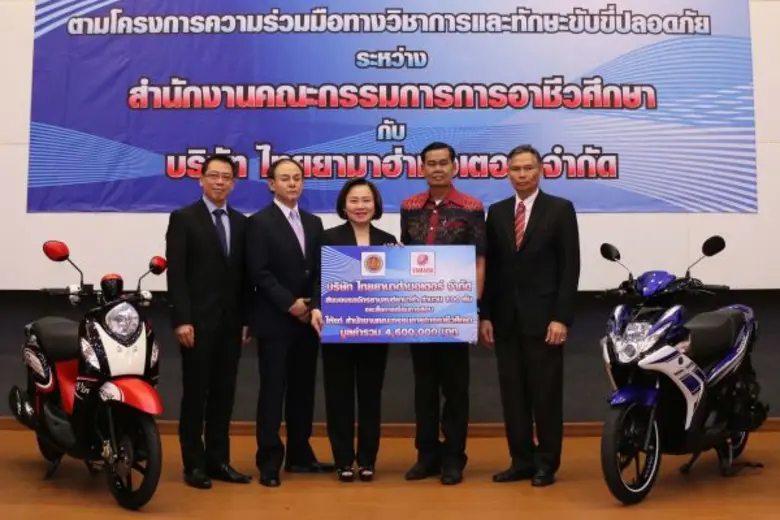 นางสาวจินตนา อุดมทรัพย์ (คนกลาง) ผู้จัดกา...