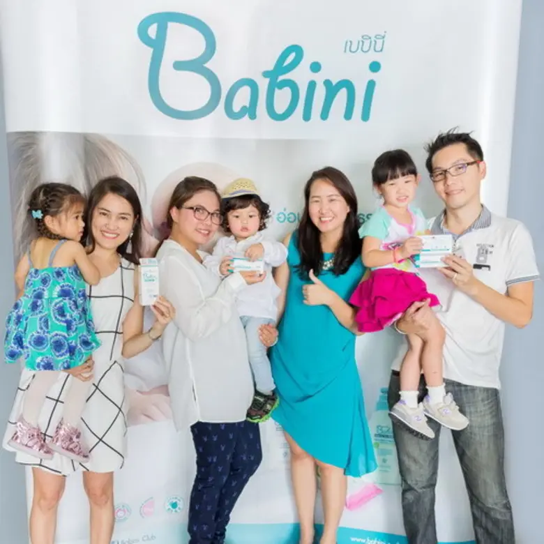 ภัทริดา ทรงงามทรัพย์ (ที่สองจากขวา) ผู้จั...