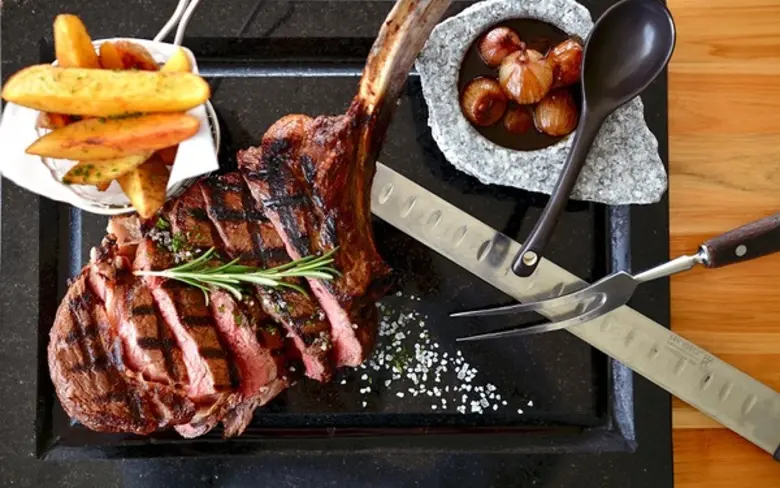 ห้องอาหารแฮมิลตันส์ สเต็กเฮ้าส์ หนึ่งในห้...