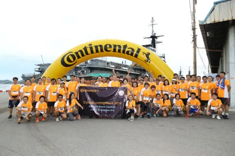 บรรยายภาพ มร.โธมัส แชมเบอร์ส (กลาง แถวหน้...