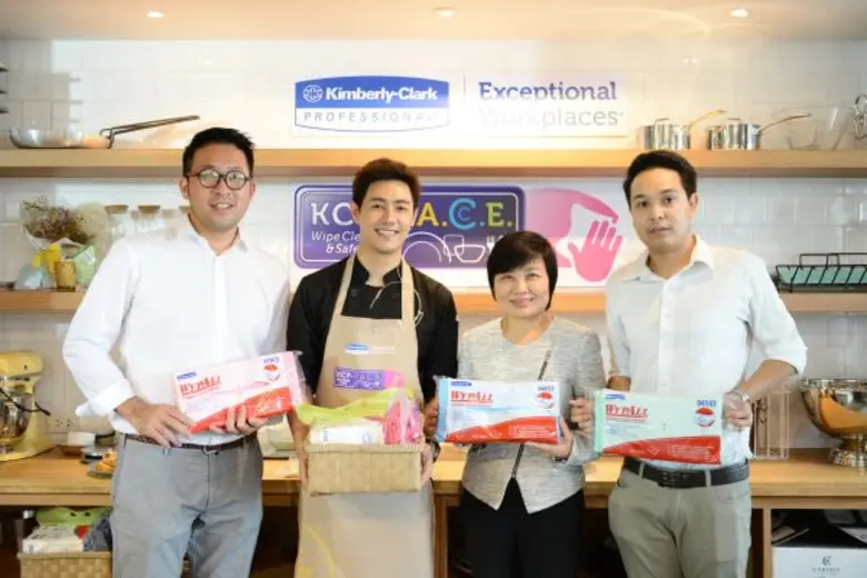 คุณชมัยพร เอื้อไพโรจน์กิจ (ที่ 2 จากขวา )...