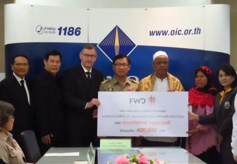 มร. ฮาน เรดมารค์เกอร์ (คนที่ 3 จากซ้าย) ป...