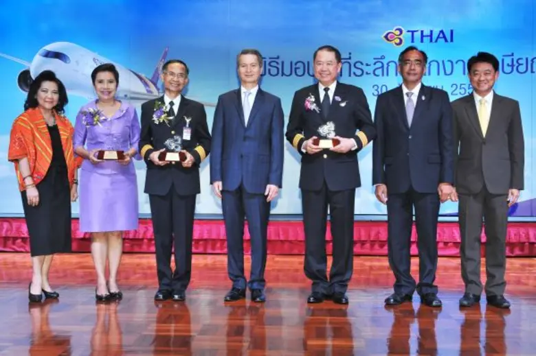 นายจรัมพร โชติกเสถียร (ที่ 4 จากซ้าย) กรร...