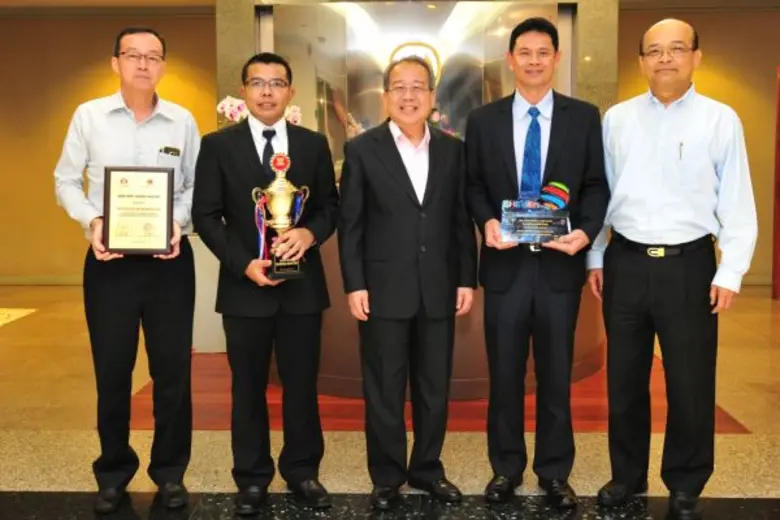 นายวีรชัย รัตนบานชื่น (กลาง) รองประธานคณะ...