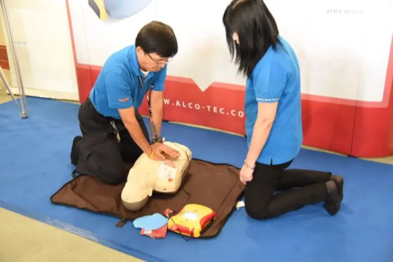 สพฉ. จับมือ ทีโอที ติดตั้ง AED ในตู้โทรศัพท์สาธารณะ ในจุดเสี่ยงที่มีคนพลุกพล่าน หวัง เพิ่มโอกาสรอดชีวิตให้กับผู้ป่วยภาวะหัวใจหยุดเต้นเฉียบพลัน